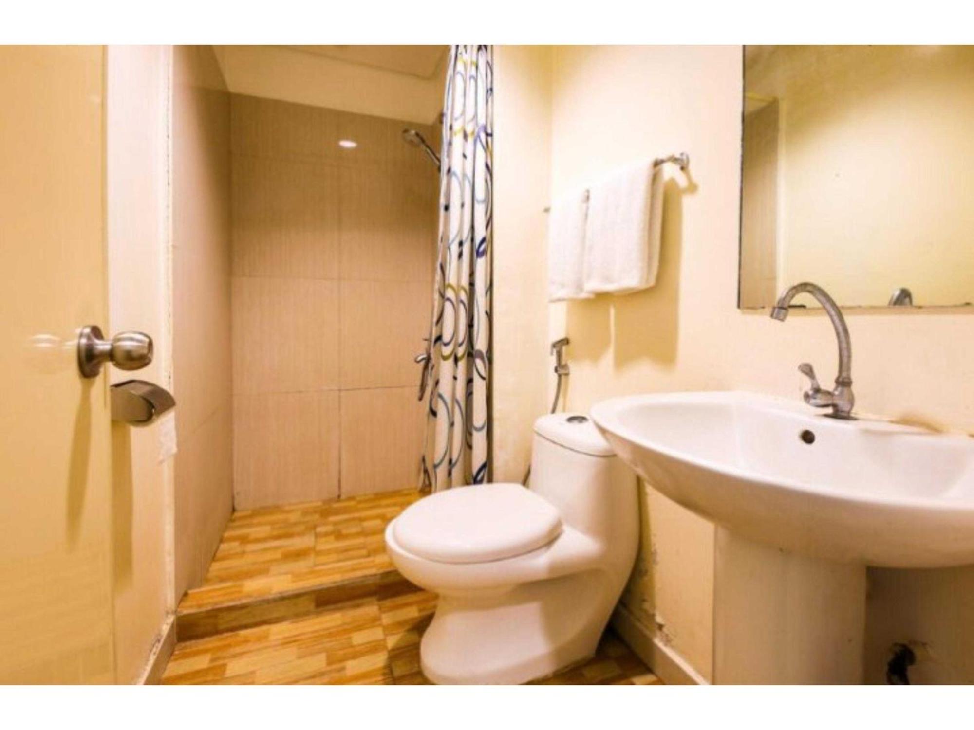 Oyo 769 Poblacion Suites Polaris Makati City Exterior photo