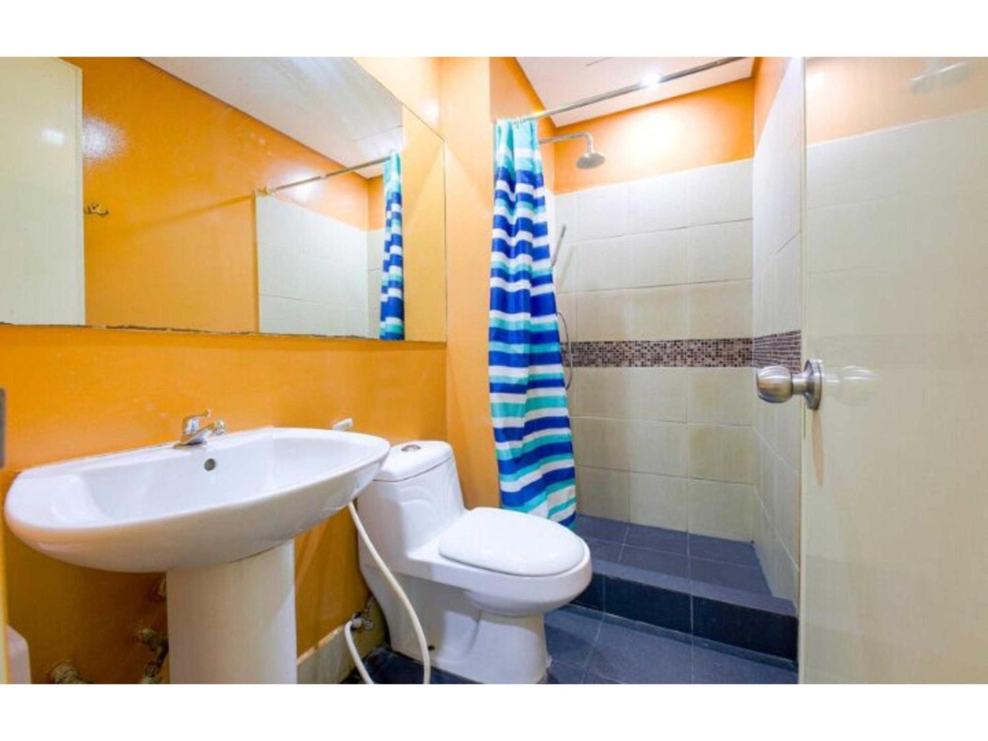 Oyo 769 Poblacion Suites Polaris Makati City Exterior photo