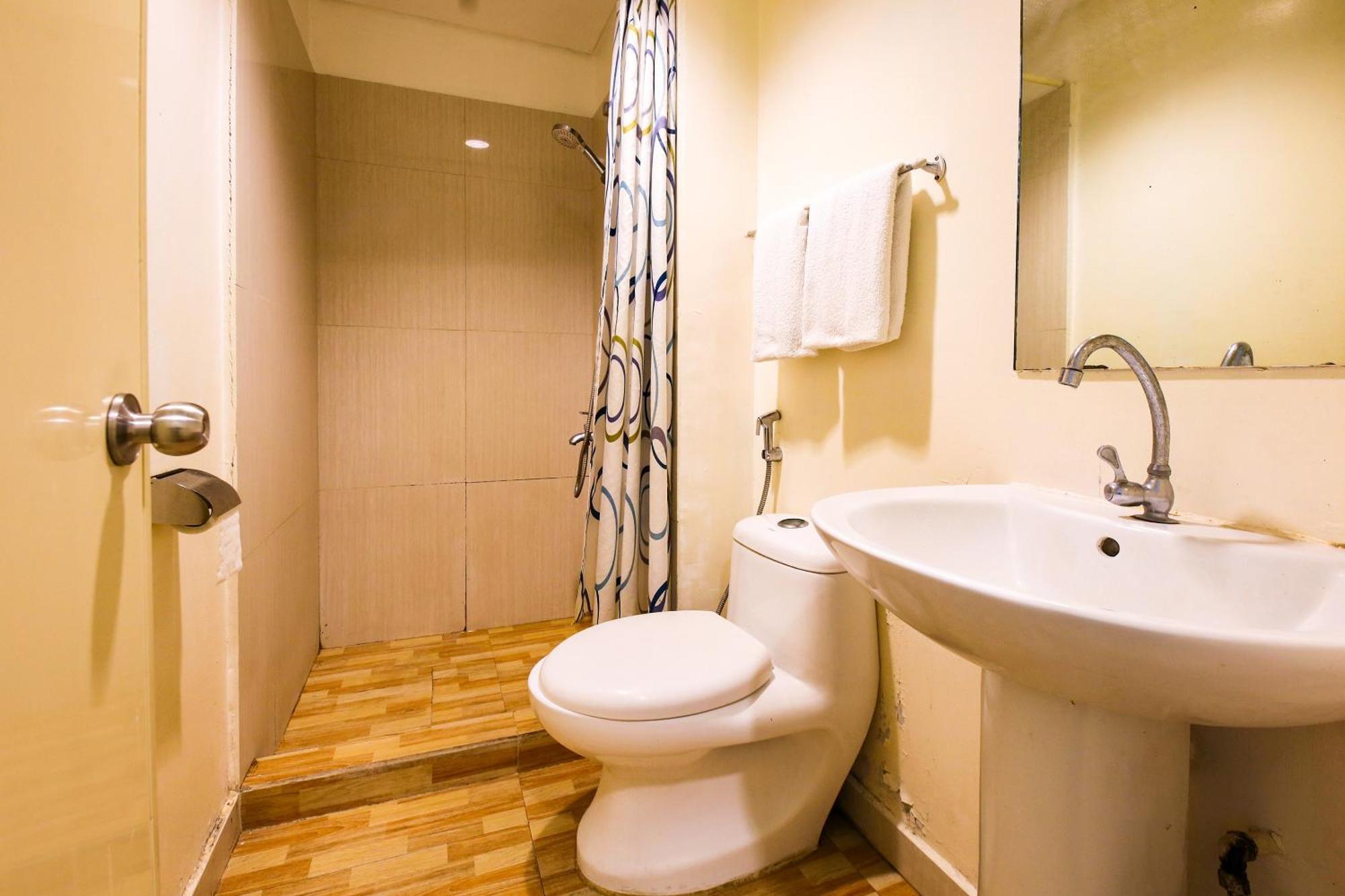 Oyo 769 Poblacion Suites Polaris Makati City Exterior photo